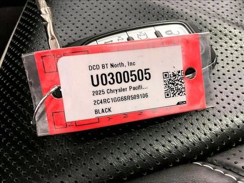 Used 2025 Chrysler Pacifica Limited FWD image 32
