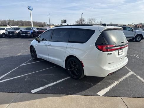 Used 2025 Chrysler Pacifica Limited FWD image 3
