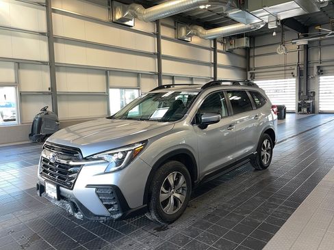 Used 2024 Subaru Ascent Premium w/ Convenience Package image 3