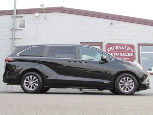 Used 2021 Toyota Sienna LE FWD image 1