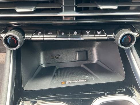 Used 2025 Chevrolet Traverse LT AWD/4WD image 20