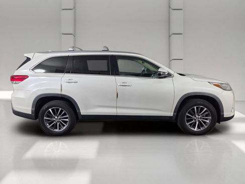Used 2019 Toyota Highlander XLE FWD image 4