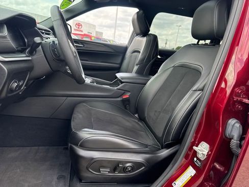 Used 2024 Jeep Grand Cherokee L Altitude image 17