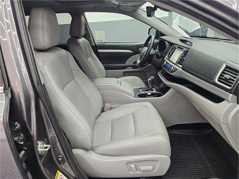 Used 2019 Toyota Highlander XLE FWD image 14