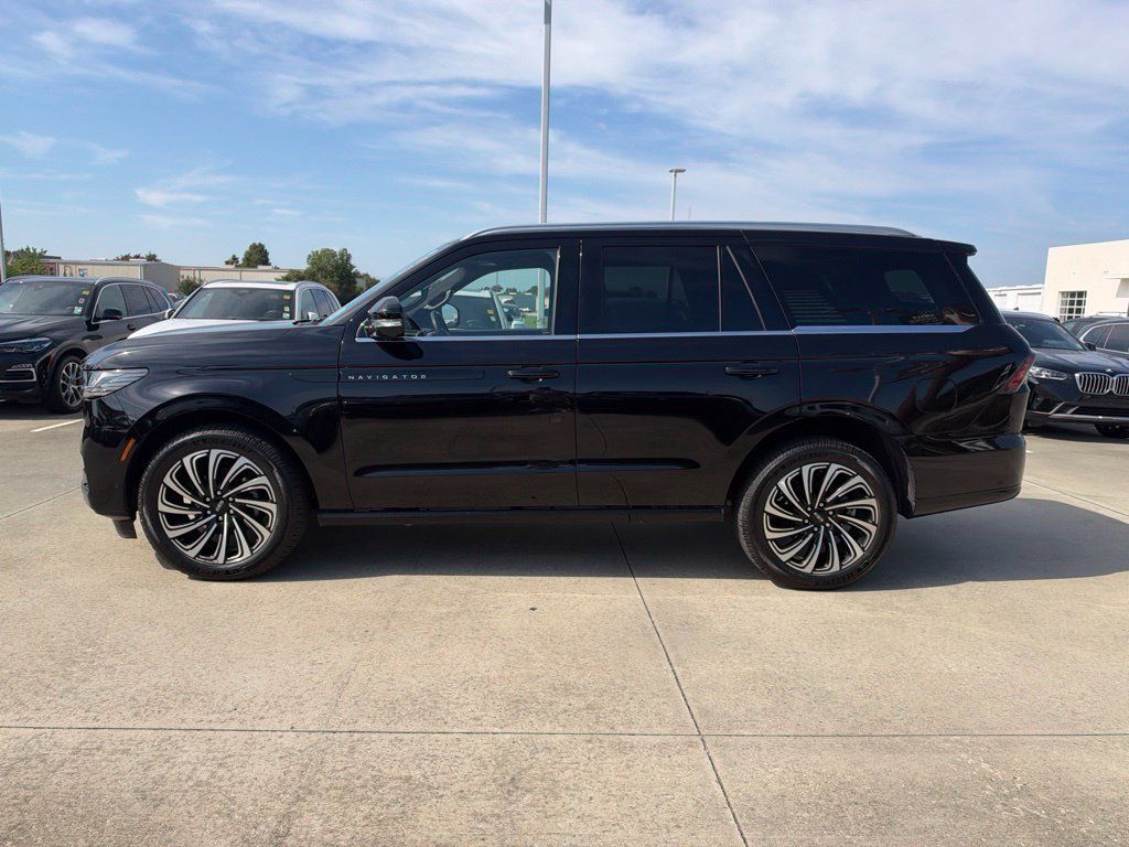 Used 2025 Lincoln Navigator Black Label AWD/4WD image 2
