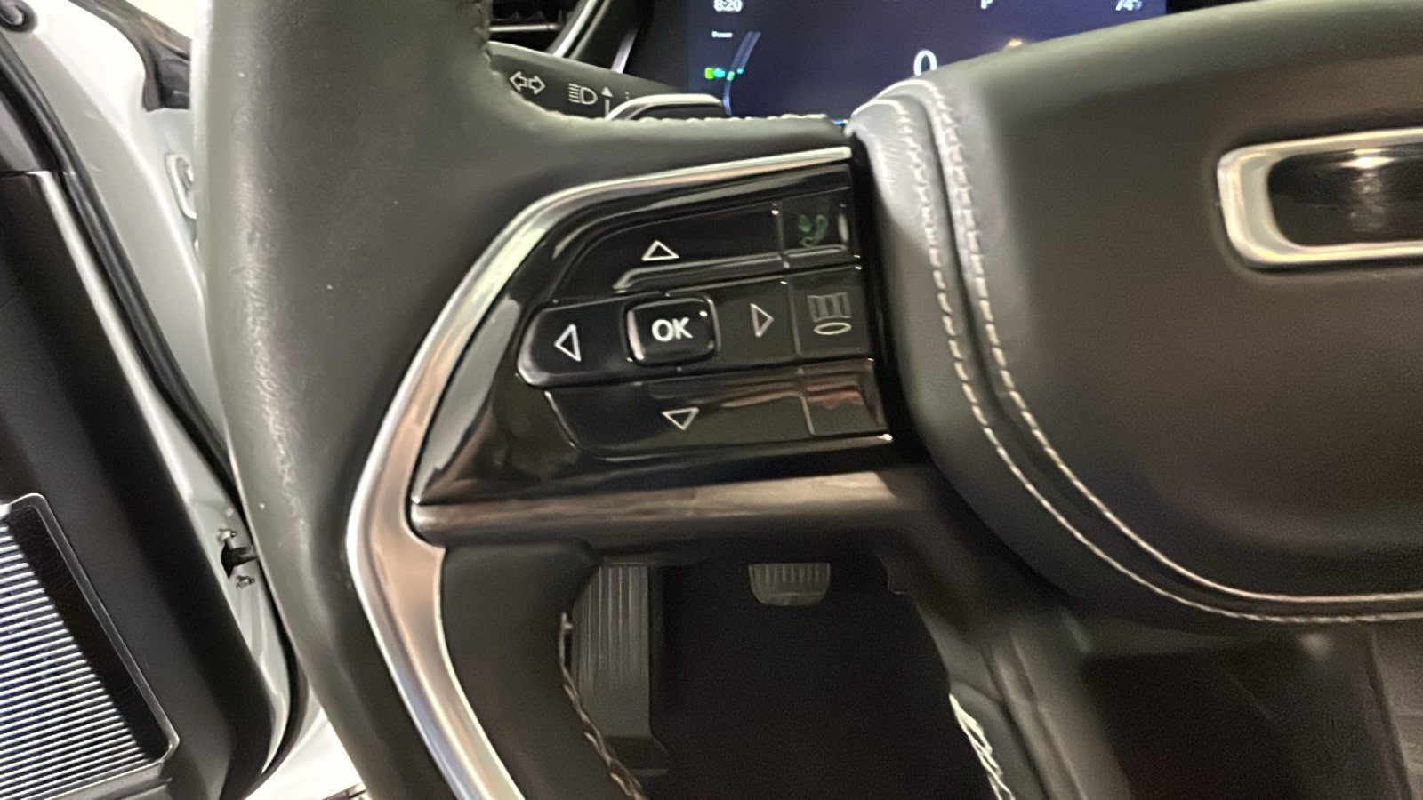 Used 2023 Jeep Grand Cherokee Overland w/ Luxury Tech Group IV AWD/4WD image 19