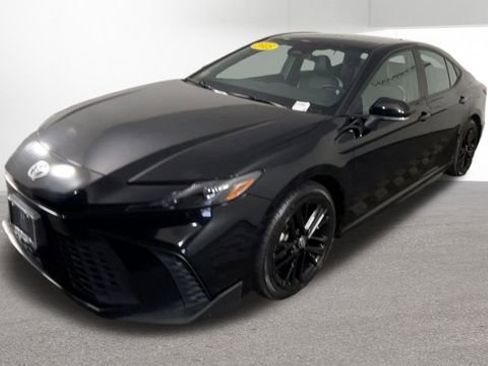 Used 2025 Toyota Camry SE FWD image 3