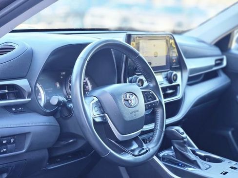 Used 2024 Toyota Highlander LE image 12