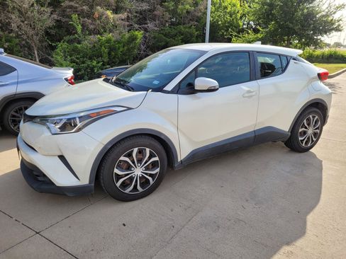 Used 2019 Toyota C-HR LE FWD image 1
