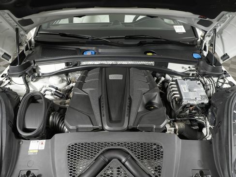 Certified 2023 Porsche Macan S image 42