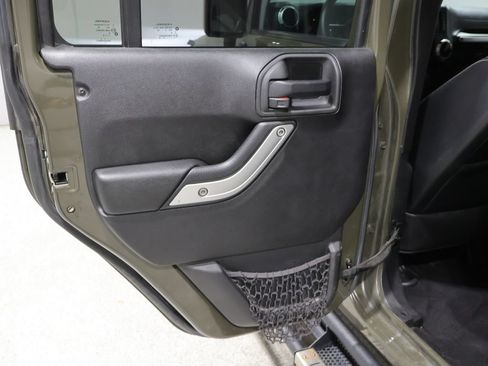 Used 2015 Jeep Wrangler Unlimited Rubicon w/ Max Tow Package AWD/4WD image 19