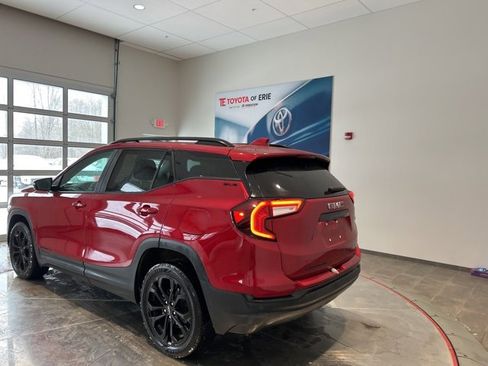 Used 2022 GMC Terrain SLE w/ Driver Convenience Package image 4