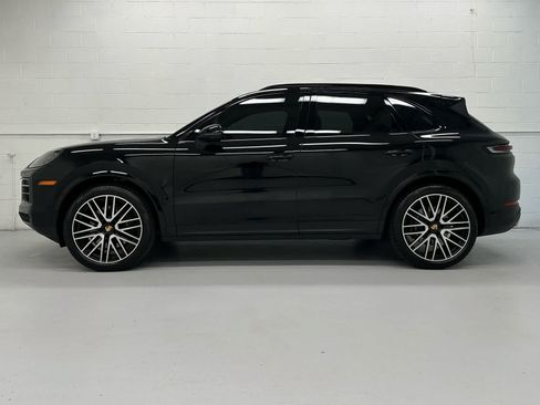 Used 2024 Porsche Cayenne AWD/4WD image 3
