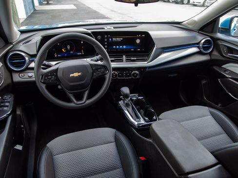 Used 2025 Chevrolet Trax LT FWD image 26