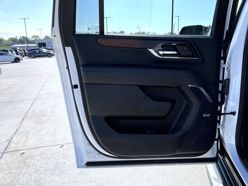 Used 2025 GMC Yukon XL Denali AWD/4WD image 22