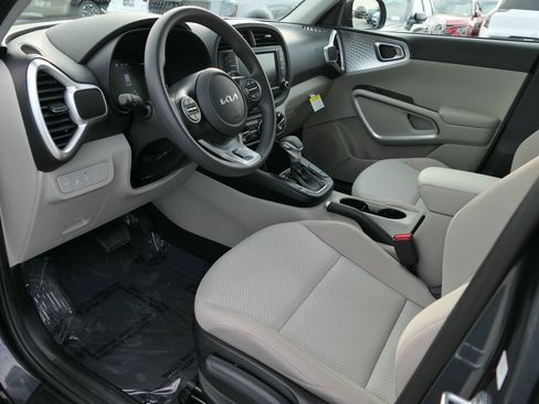Used 2023 Kia Soul LX image 11