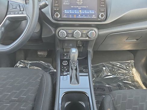 Used 2024 Nissan Kicks SV FWD image 3