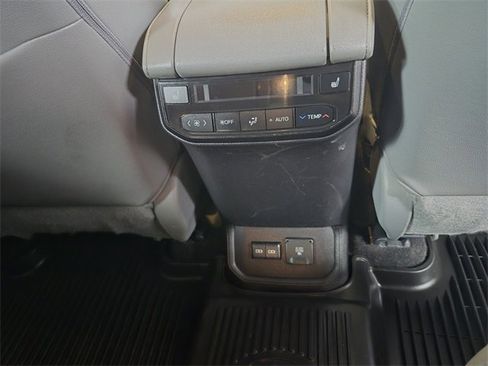 Used 2023 Toyota Highlander Platinum image 34