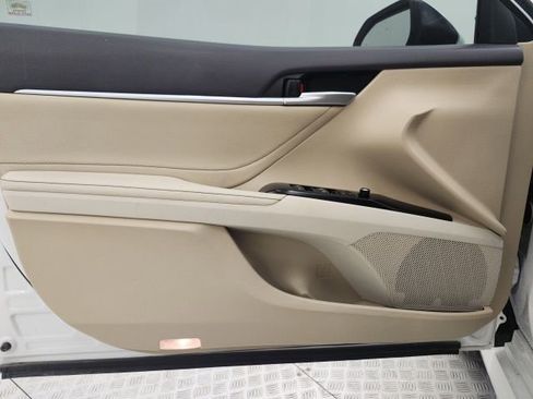 Used 2018 Toyota Camry XLE image 11