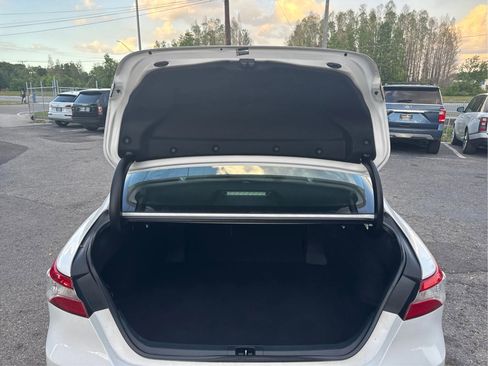 Used 2018 Toyota Camry LE image 12