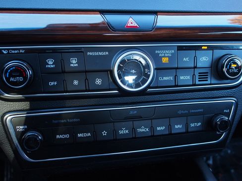 Used 2019 Kia Cadenza Technology image 26