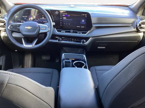 Used 2025 Chevrolet Equinox LT image 3