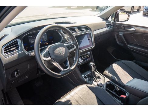 Used 2022 Volkswagen Tiguan SE w/ Panoramic Sunroof Package AWD/4WD image 11