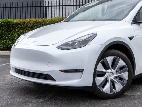 Used 2024 Tesla Model Y Long Range AWD/4WD image 16