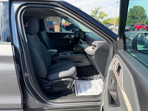 Used 2025 Ford Explorer Active AWD/4WD image 17