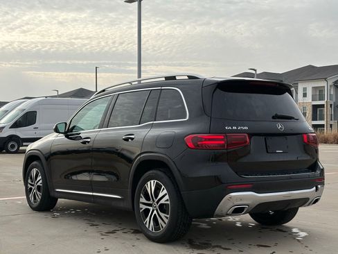 Used 2025 Mercedes-Benz GLB 250 4MATIC image 5