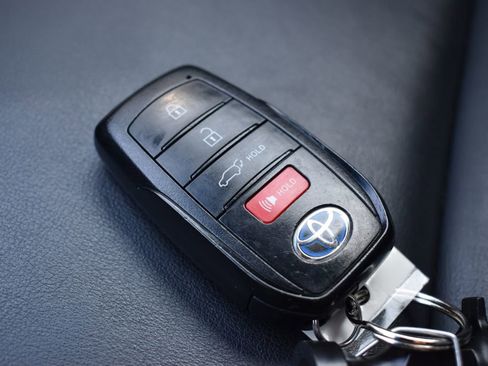 Used 2022 Toyota Venza XLE image 14