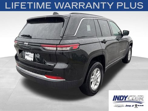 Used 2025 Jeep Grand Cherokee Laredo AWD/4WD image 4