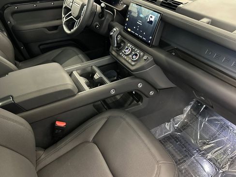 Used 2025 Land Rover Defender 110 S image 32