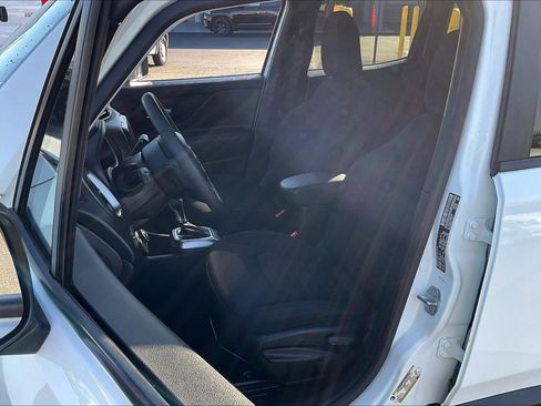 Certified 2022 Jeep Renegade Latitude image 24