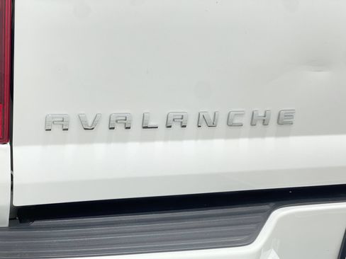 Used 2011 Chevrolet Avalanche LT w/ Suspension Package, Off-Road AWD/4WD image 35