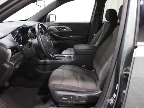 Used 2023 Chevrolet Traverse LT image 3
