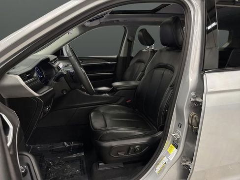 Used 2023 Jeep Grand Cherokee L Limited w/ Luxury Tech Group II image 4