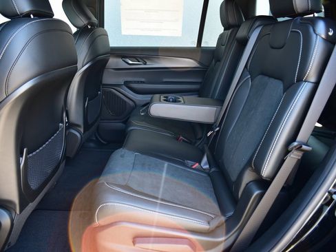 New 2025 Jeep Grand Cherokee L Altitude image 21