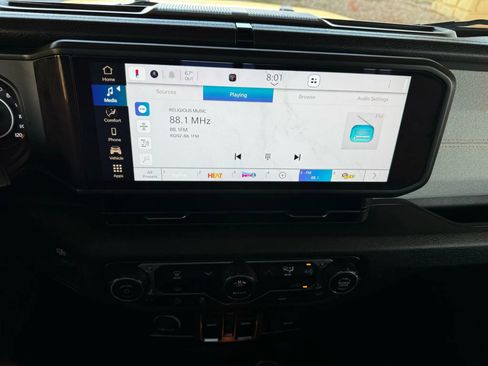 Used 2025 Jeep Gladiator Sport image 14