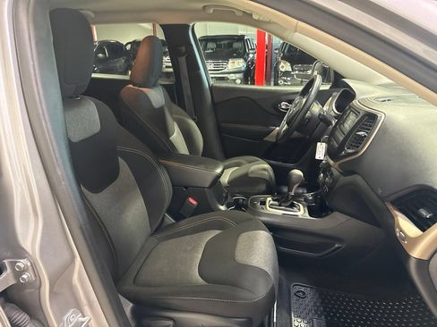 Used 2018 Jeep Cherokee Latitude w/ Cold Weather Group AWD/4WD image 36