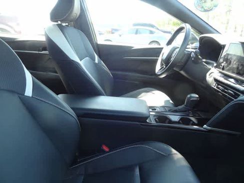 Used 2025 Toyota Camry SE w/ Convenience Package image 12