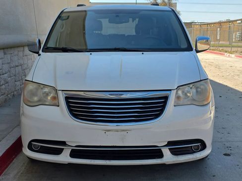 Used 2013 Chrysler Town & Country Touring-L w/ Entertainment Group #2 image 9