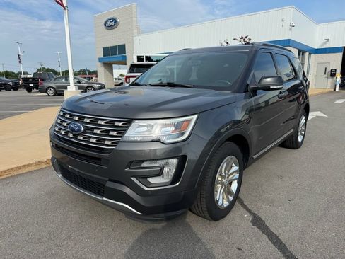 Used 2017 Ford Explorer XLT w/ Equipment Group 202A FWD image 3