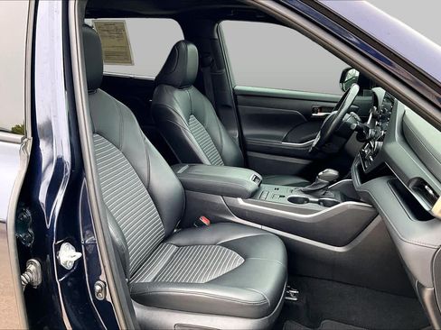 Used 2021 Toyota Highlander XSE FWD image 8