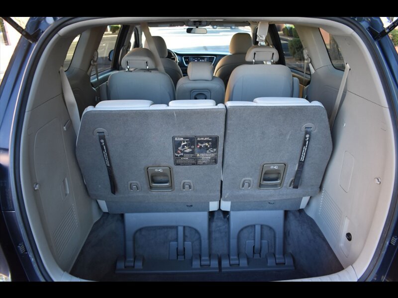 Used 2020 Kia Sedona LX FWD image 26