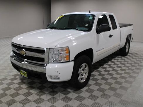 Used 2007 Chevrolet Silverado 1500 LT w/ 2LT Audio Package AWD/4WD image 4