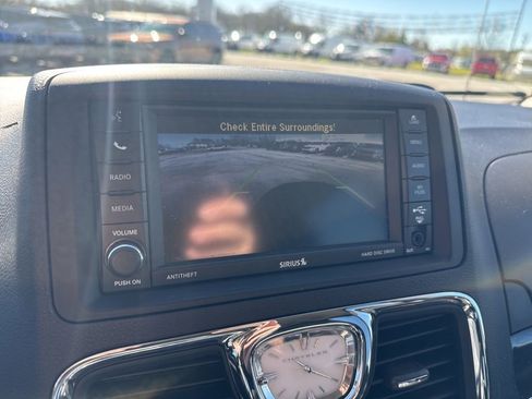 Used 2015 Chrysler Town & Country Touring image 24