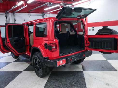 Used 2018 Jeep Wrangler Unlimited Sahara w/ Cold Weather Group image 30