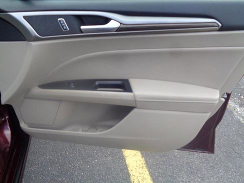 Used 2017 Ford Fusion SE FWD image 25