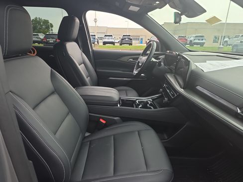Used 2024 Chevrolet Traverse LT w/ Midnight/Sport Edition AWD/4WD image 9